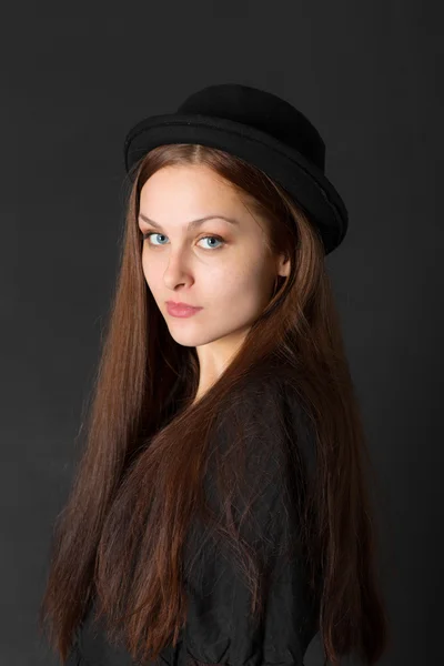 Lány egy fekete kalap — Stock Fotó