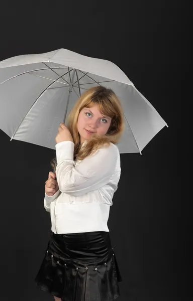 Blondine mit weißem Regenschirm — Stockfoto