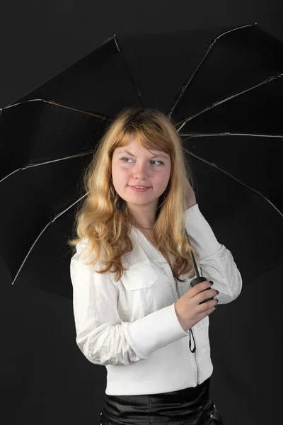 Loira com um guarda-chuva preto — Fotografia de Stock