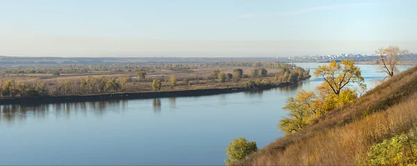Paysage d'automne sur la rivière — Photo