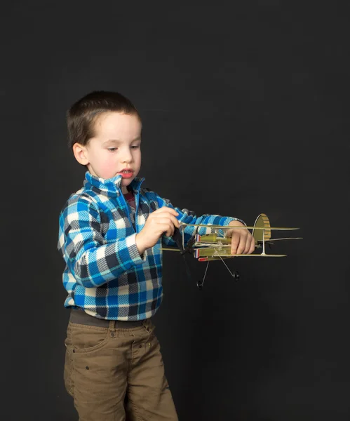 Junge spielt mit einem Modellflugzeug — Stockfoto