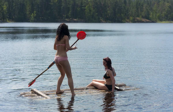 Niñas en una pequeña balsa de madera —  Fotos de Stock