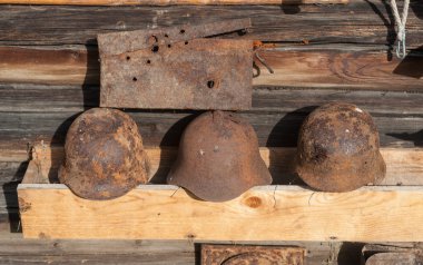 eski paslı askeri kask