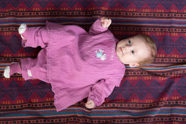 Μωρό σε ένα ροζ φόρεμα — Φωτογραφία Αρχείου