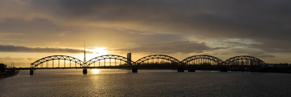 Puente en Riga en el amanecer — Foto de Stock