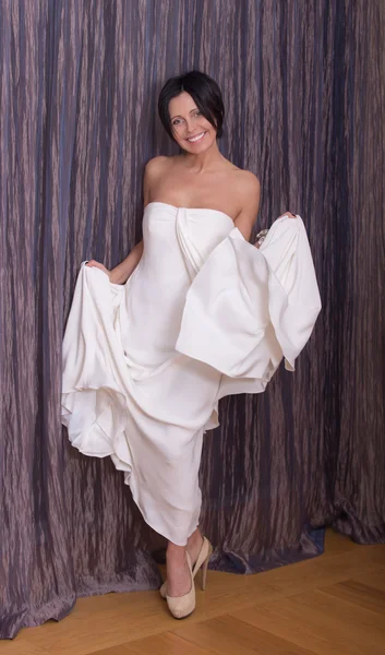 Mulher em um vestido de noite branco — Fotografia de Stock