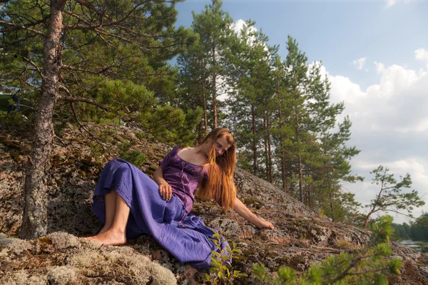 Kayaların üzerinde oturan kız — Stok fotoğraf