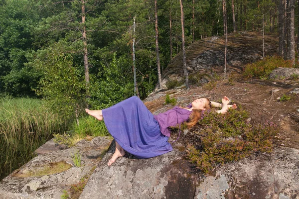 Fille couchée sur les rochers — Photo