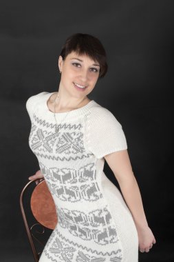 Beyaz elbiseli kız.