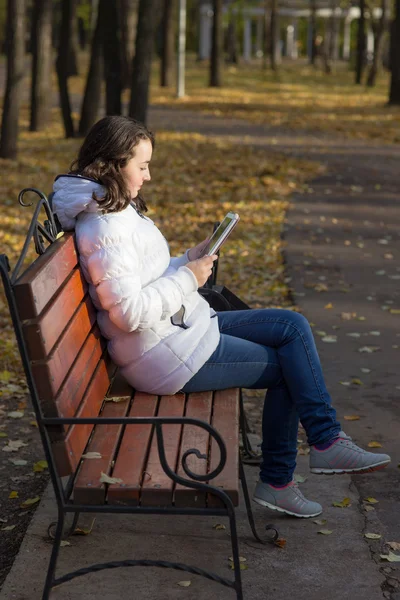 Girl reading the e-book — Stock Photo, Image