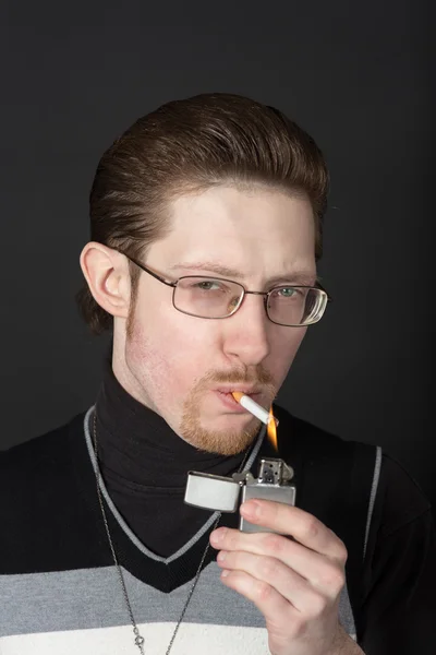 Man tänder en cigarett — Stockfoto