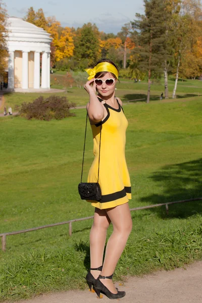 Ragazza in un abito giallo — Foto Stock