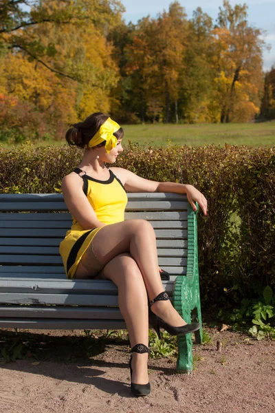 Mujer en el parque de otoño — Foto de Stock