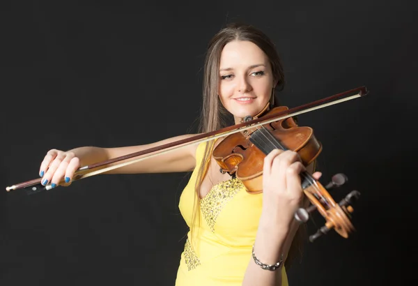 Violinist i gul klänning — Stockfoto