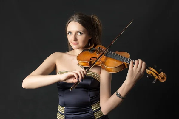 Porträtt av en flicka violinist — Stockfoto