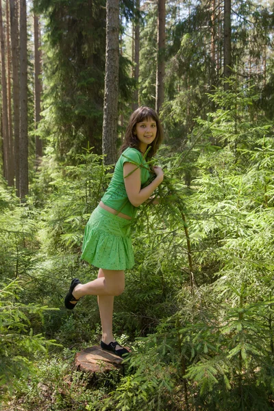 Dívka v letní dřevo — Stock fotografie