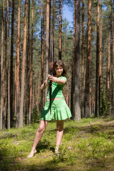 Mädchen-Bogenschießen im Sommerwald — Stockfoto