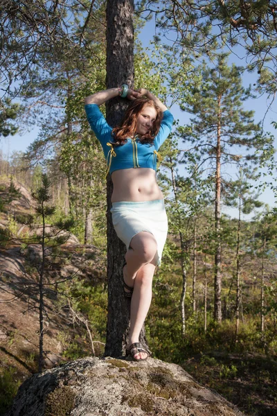 Chica cerca del árbol — Foto de Stock