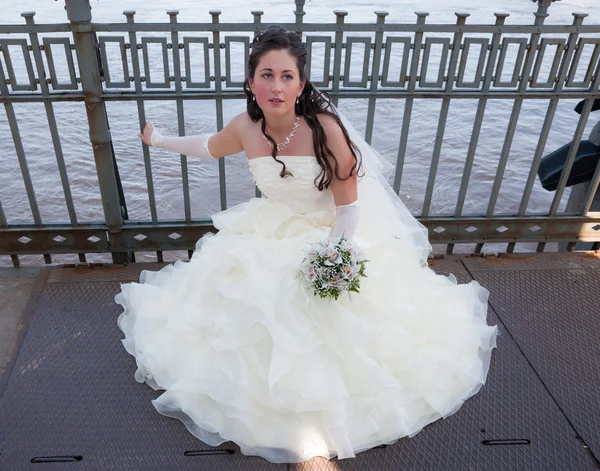 在桥上的新娘 — 图库照片