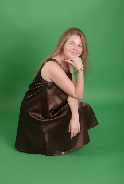 Mädchen im braunen Kleid — Stockfoto
