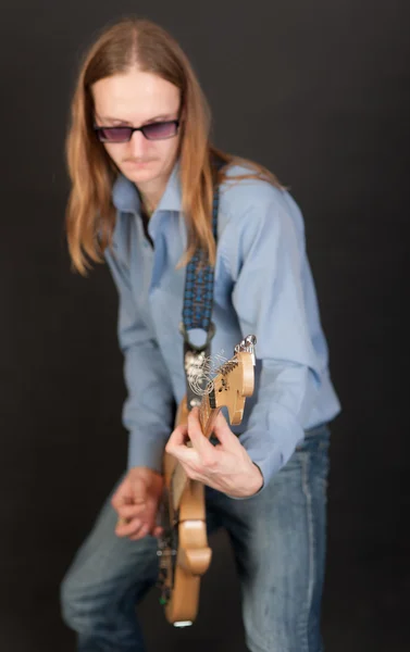 Músico tocando una guitarra — Foto de Stock