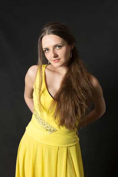 Девушка в жёлтом платье — стоковое фото