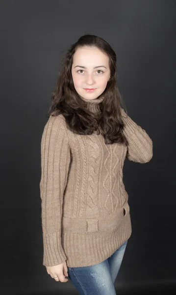 Dívka v hnědý svetr — Stock fotografie