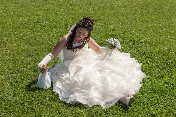 在草地上的新娘 — 图库照片