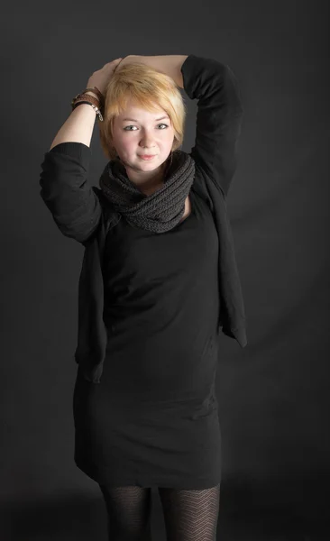 Chica en el vestido negro — Foto de Stock