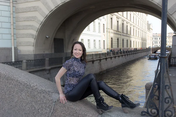 Girl on the parapet — Stock Photo, Image