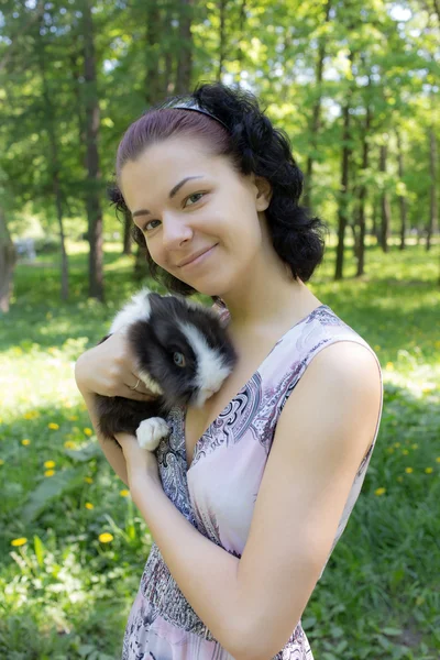 Chica con su conejo mascota — Foto de Stock