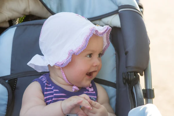 Bebé alegre en un cochecito — Foto de Stock