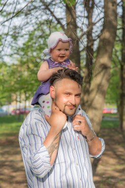 Babası holding bebek omuzları üzerinde