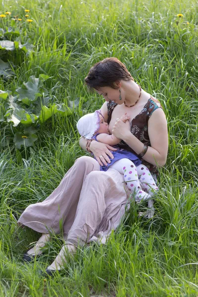Woman breastfeeds a baby — Stock Photo, Image
