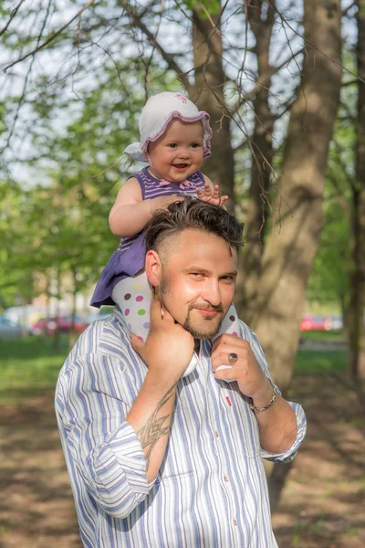 Babası holding bebek omuzları üzerinde — Stok fotoğraf