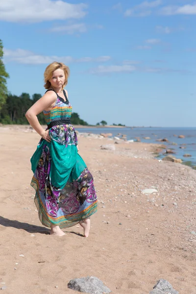 Tjej i klänning på stranden — Stockfoto