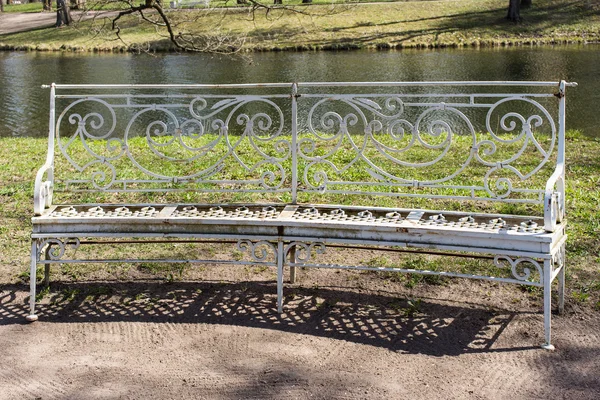 Banc dans le parc — Photo