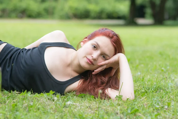 Meisje met rood haar — Stockfoto