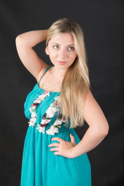 Sarışın, uzun saçlı.