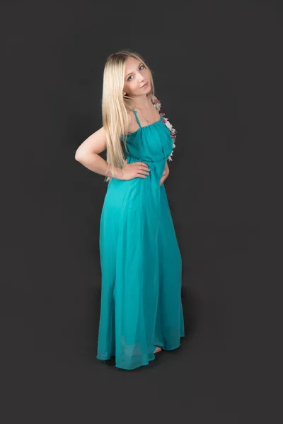 Блондинка в синем платье — стоковое фото