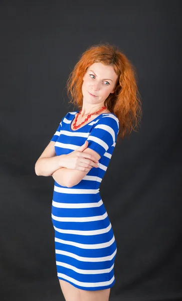 Elegante vrouw in blauwe jurk — Stockfoto