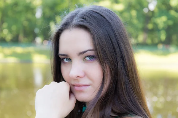 Ragazza in un parco estivo — Foto Stock