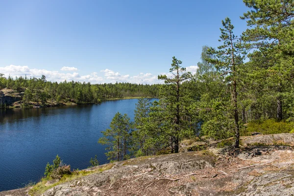 Klipporna ovanför vattnet — Stockfoto