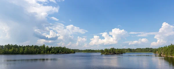 Panorama de lago de madeira — Fotografia de Stock