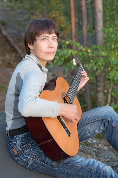 Frau spielt Akustikgitarre — Stockfoto