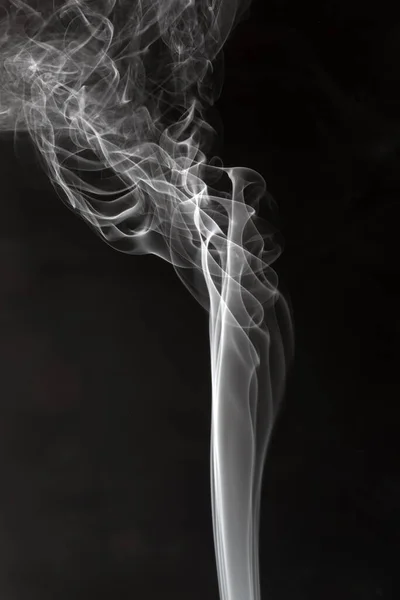 黑色背景上的抽象白烟 — 图库照片