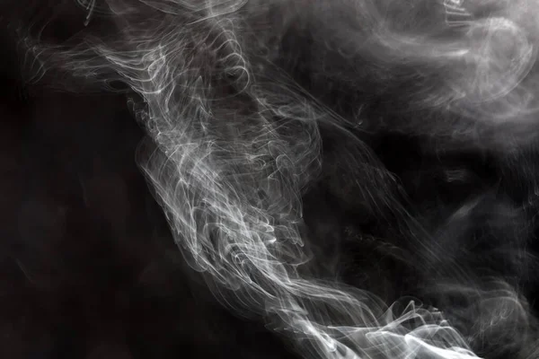 黒の背景に抽象的な白煙が — ストック写真