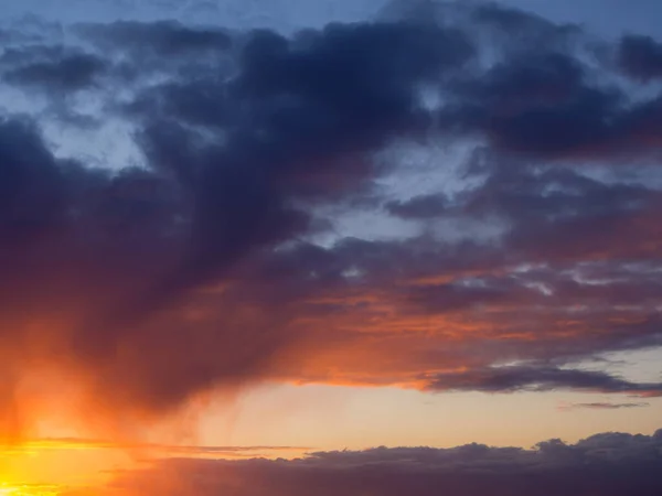 雲に覆われた日没時の明るい抽象的な空 — ストック写真