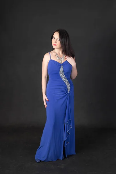 Retrato Uma Mulher Vestido Noite Azul — Fotografia de Stock