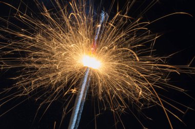 Siyah arkaplanda havai fişeklerin kıvılcımları